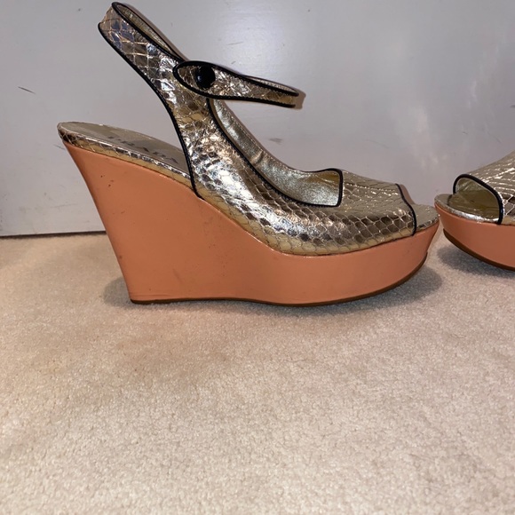 Prada gold sling back peep toe wedge with black trim size 7 - Picture 8 of 13